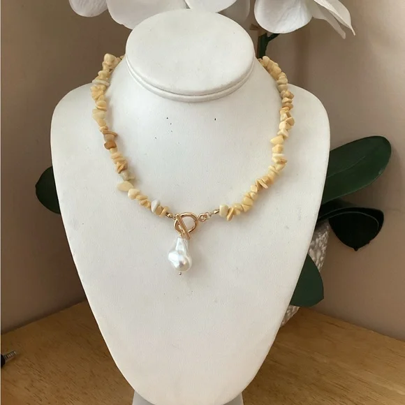 Gold and Cream Beaded Necklace with Pearl Pendant - Picture 5 of 8